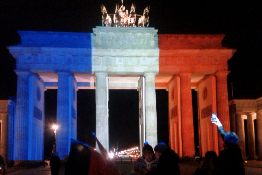Brandenburger Tor (Pray for Paris): Foto von hans-jürgen2013 unter CC-BY-SA-Lizenz, entnommen von Wikimedia Commons