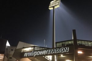 Das Ruhrstadion des VfL Bochum im Dunklen - mit Flutlichtmast