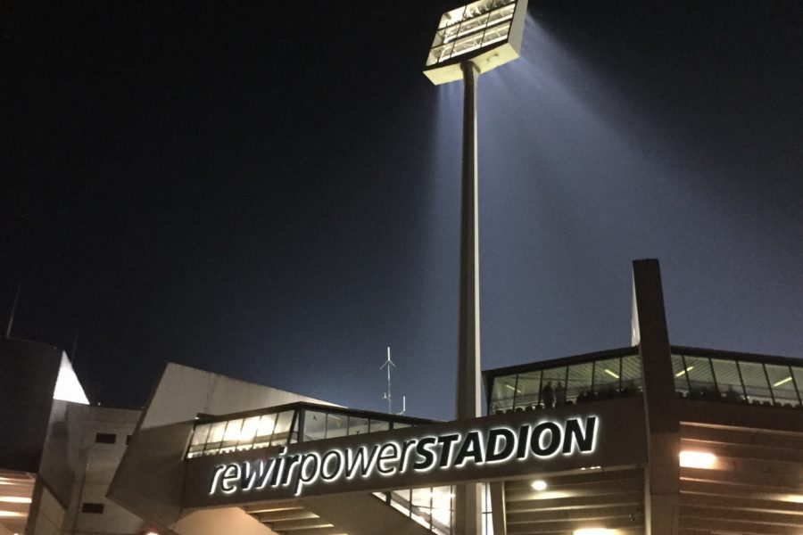 Das Ruhrstadion des VfL Bochum im Dunklen - mit Flutlichtmast