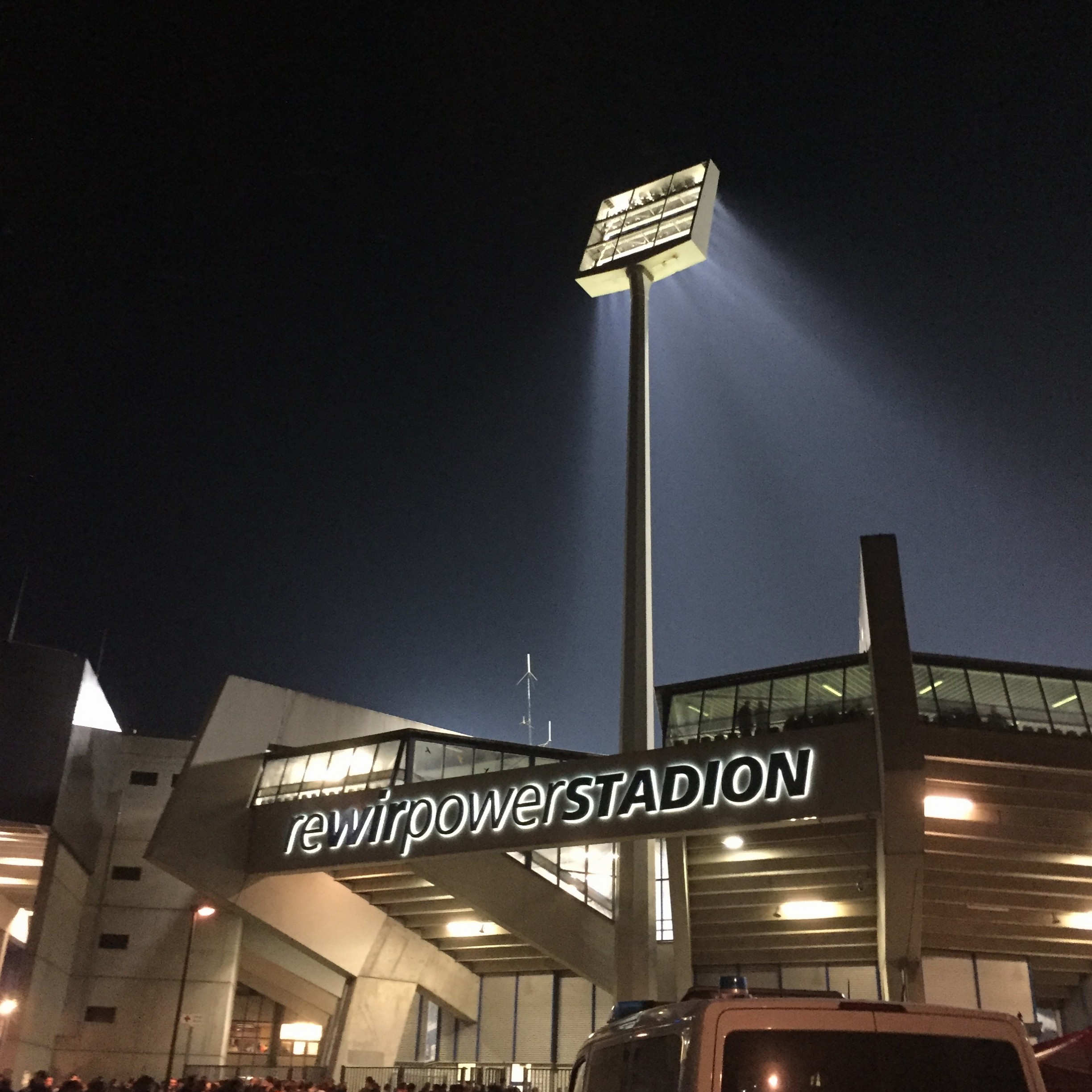 Das Ruhrstadion des VfL Bochum im Dunklen - mit Flutlichtmast