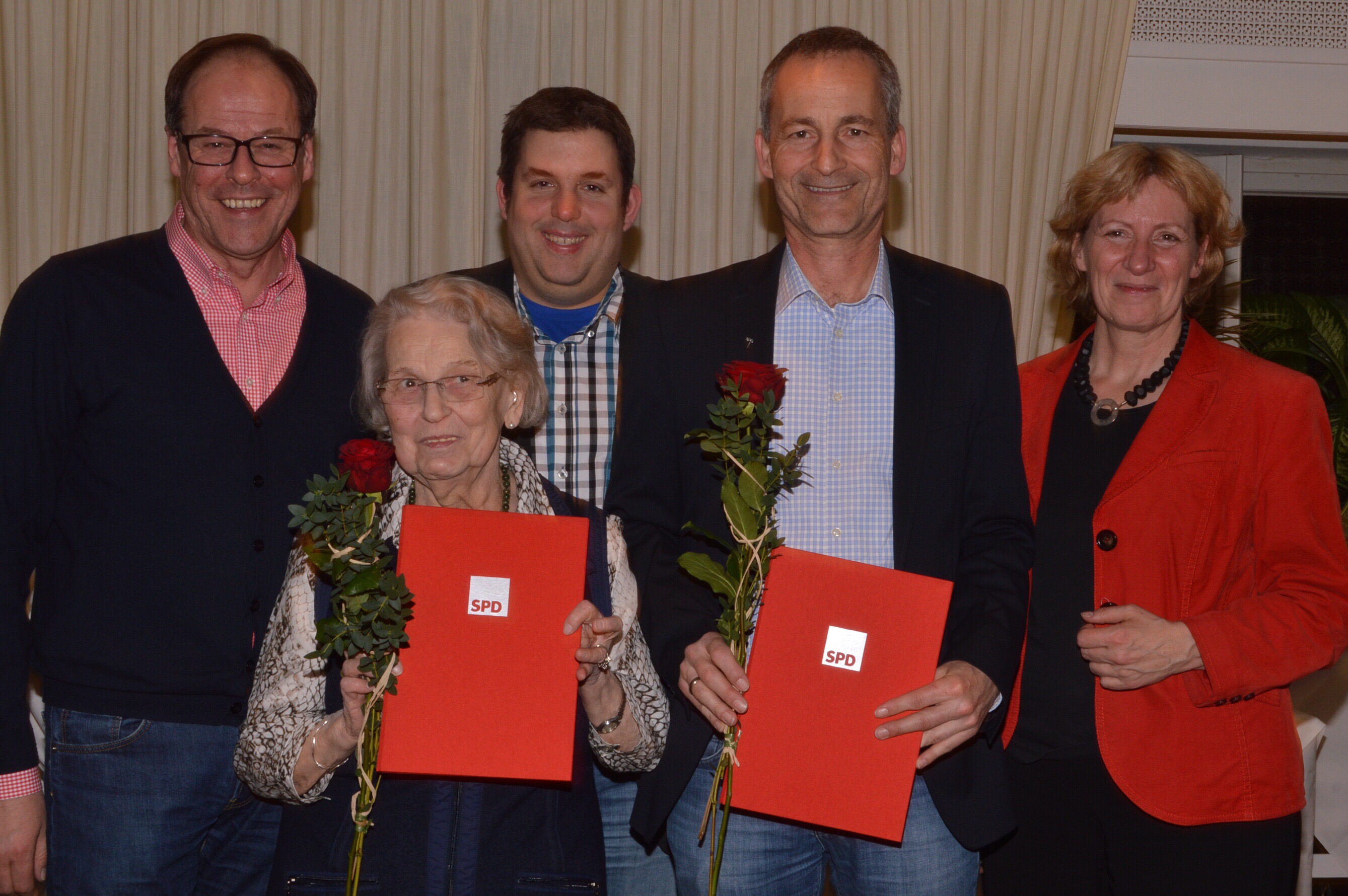Thorsten Kröger (stellvertretender Vorsitzender der SPD Bochum), Elfriede Sukowski (Jubilarin), Jens Matheuszik (Vorsitzender der SPD Bochum-Ehrenfeld), Arndt Winterer (Jubilar) und Birgit Fischer (ehemalige Landesministerin) bei der Ehrung.