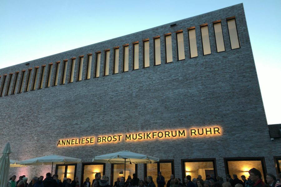 Anneliese Brost Musikforum Ruhr in Bochum (Ansicht von vorne mit Schriftzug)