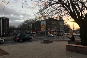Tana-Schanzara-Denkmal gegenüber des Schauspielhauses Bochum
