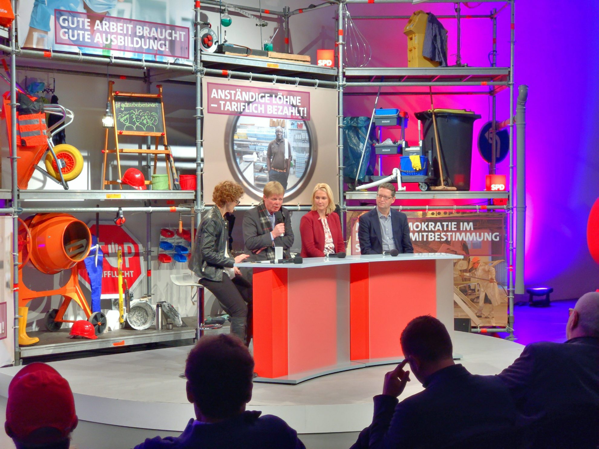 Diskussionsrunde bei der SPD-Arbeitnehmerkonferenz mit Reiner Hoffmann vom DGB, Manuela Schwesig (Bundesministerin für Familien, Senioren, Frauen und Jugend) sowie Thorsten Schäfer-Gümbel von der SPD Hessen. #GuteArbeitVerbindet #SPD