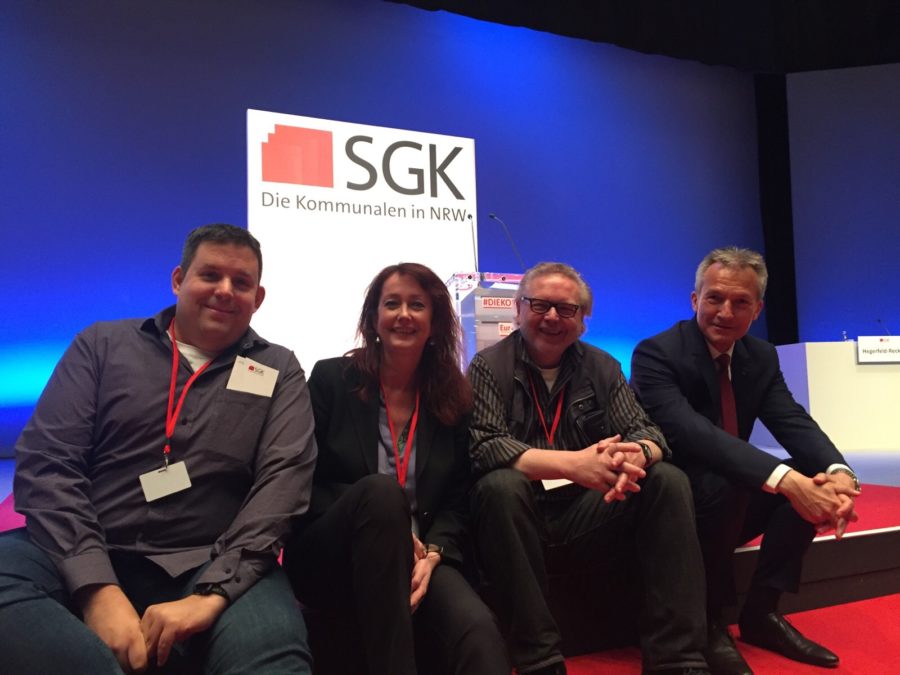 Ein Teil der Delegation aus Bochum bei der SGK NRW-Landesdelegiertenversammlung 2018 mit (von links nach rechts): Jens Matheuszik (SPD Bochum-Ehrenfeld), Simone Gottschlich (Ratsfrau der SPD Altenbochum), Henry Donner (Bezirksbürgermeister von Bochum-Nord) und dem Landes- wie Bundesvorsitzenden der SGK, dem Gelsenkirchener Oberbürgermeister Frank Baranowski.