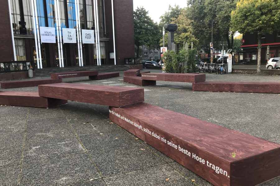 "Wer für Freiheit und Wahrheit kämpft, sollte dabei nie seine beste Hose tragen." - die Beschriftung an der Installation auf dem Theatervorplatz (Hans-Schalla-Platz) vor dem Schauspielhaus Bochum