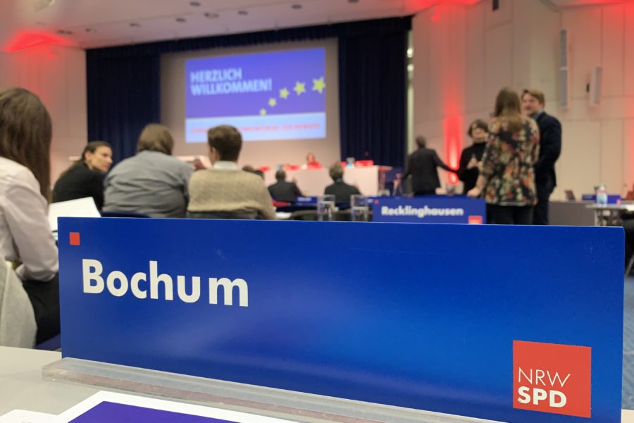 Europadelegiertenkonferenz der NRWSPD (17.11.2018): Das Schild des Unterbezirkes Bochum