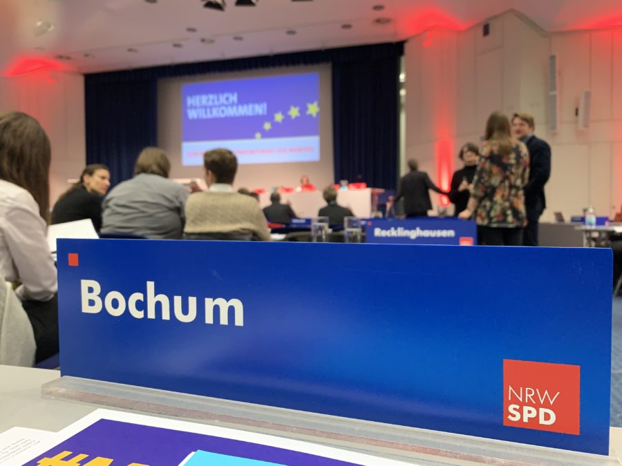 Europadelegiertenkonferenz der NRWSPD (17.11.2018): Das Schild des Unterbezirkes Bochum
