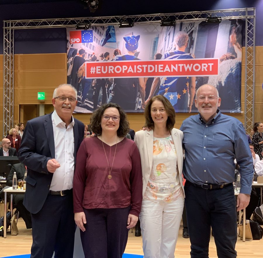 Bei der Europadelegiertenkonferenz der SPD (09.12.2018) in Berlin: Der deutsche Spitzenkandidat Udo Bullmann, die SPD-Vorsitzende Andrea Nahles, die deutsche Spitzenkandidatin Katarina Barley sowie der europäische Spitzenkandidat Frans Timmermans