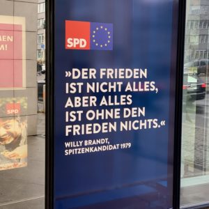 "Der Frieden ist nicht alles, aber alles ist ohne den Frieden nichts." - Zitat von Willy Brandt, der 1979 Spitzenkandidat der SPD zur Europawahl war an der Glasfront des Willy-Brandt-Hauses in Berlin. #EuropaIstDieAntwort