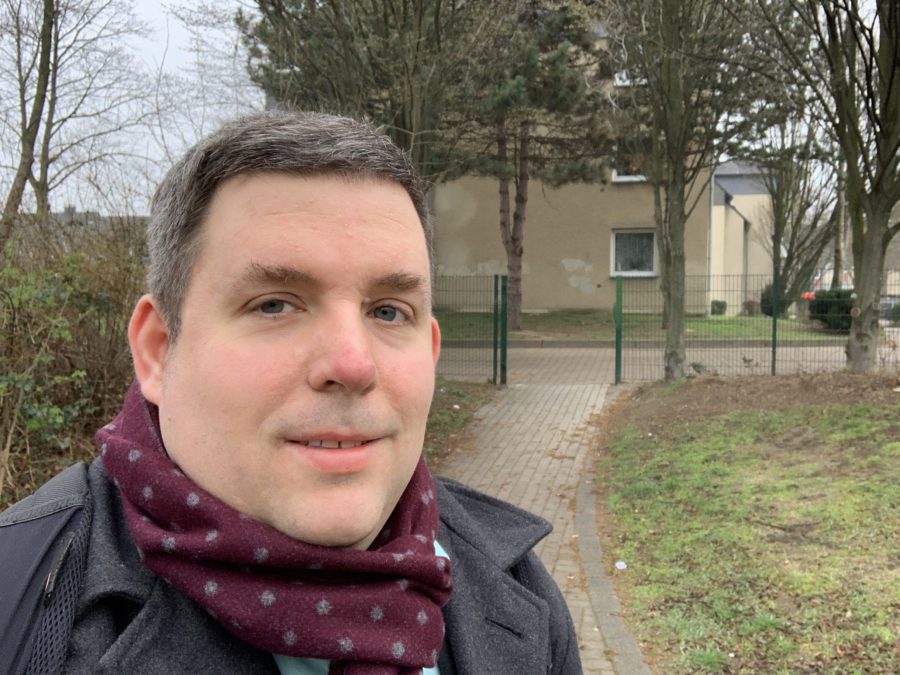 Jens Matheuszik auf dem Verbindungsweg zwischen Oskar-Hoffmann-Straße und Franz-Vogt-Straße - vor der Stelle, wo früher das "Franz-Vogt-Törchen" war.