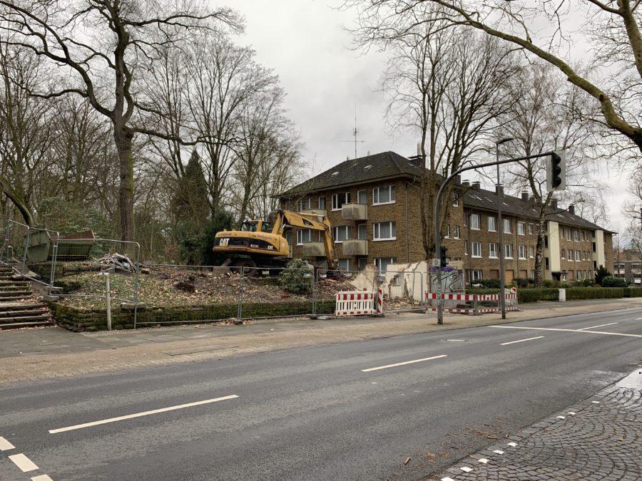 Parkwärterhäuschen im Bochum-Ehrenfeld #boEhrenfeld (Ansicht aus Südost, Mittelinsel der Königsallee)