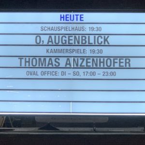 Informationstafel am Schauspielhaus Bochum über zu spielende Stücke (hier u.a.: O, Augenblick)