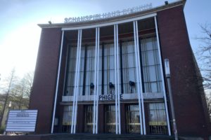 Schauspielhaus Bochum mit Informationstafel der zu spielenden Stücke (hier: Penthesilea)