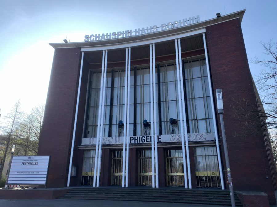 Schauspielhaus Bochum mit Informationstafel der zu spielenden Stücke (hier: Penthesilea)