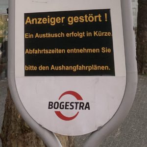 Kaputte LCD-Anzeige der Bogestra an der Haltestelle Schauspielhaus Bochum mit Hinweisschild