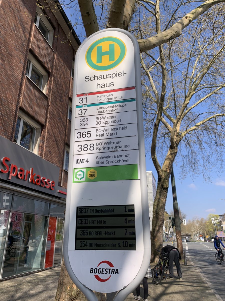Funktionierende LCD-Anzeige der Bogestra an der Haltestelle Schauspielhaus Bochum