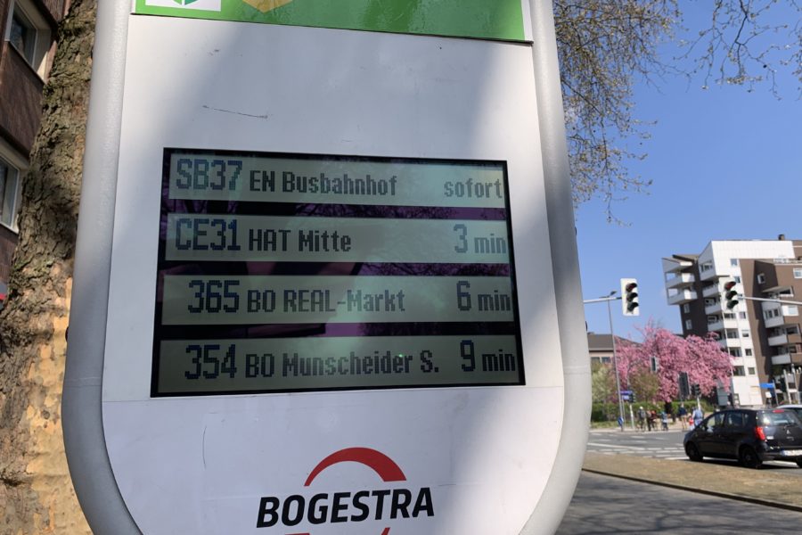 Funktionierende LCD-Anzeige der Bogestra an der Haltestelle Schauspielhaus Bochum (in groß)