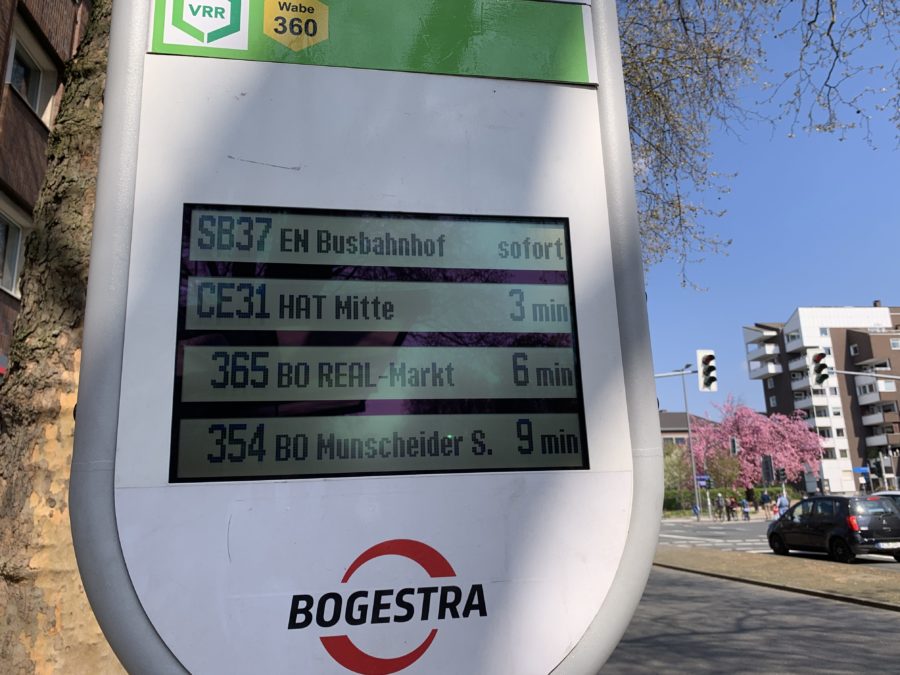 Funktionierende LCD-Anzeige der Bogestra an der Haltestelle Schauspielhaus Bochum (in groß)
