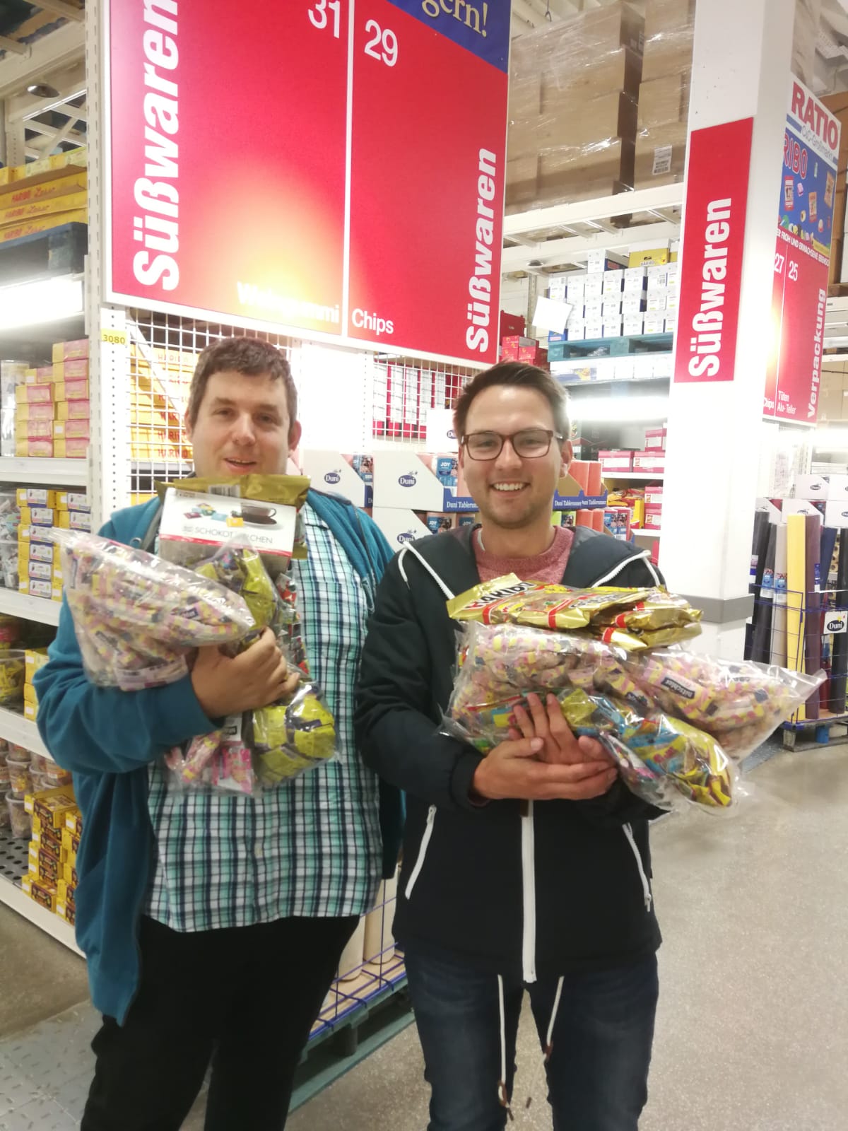 (Maiabendfest 2019) Einkauf von Bonbons für den Umzug - ich (Jens Matheuszik) und David Schnell beim Einkauf...