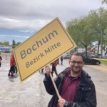 (Maiabendfest 2019) Raphael Dittert (Bezirksvertretung Bochum-Mitte) und das Schild des Bezirkes Bochum-Mitte