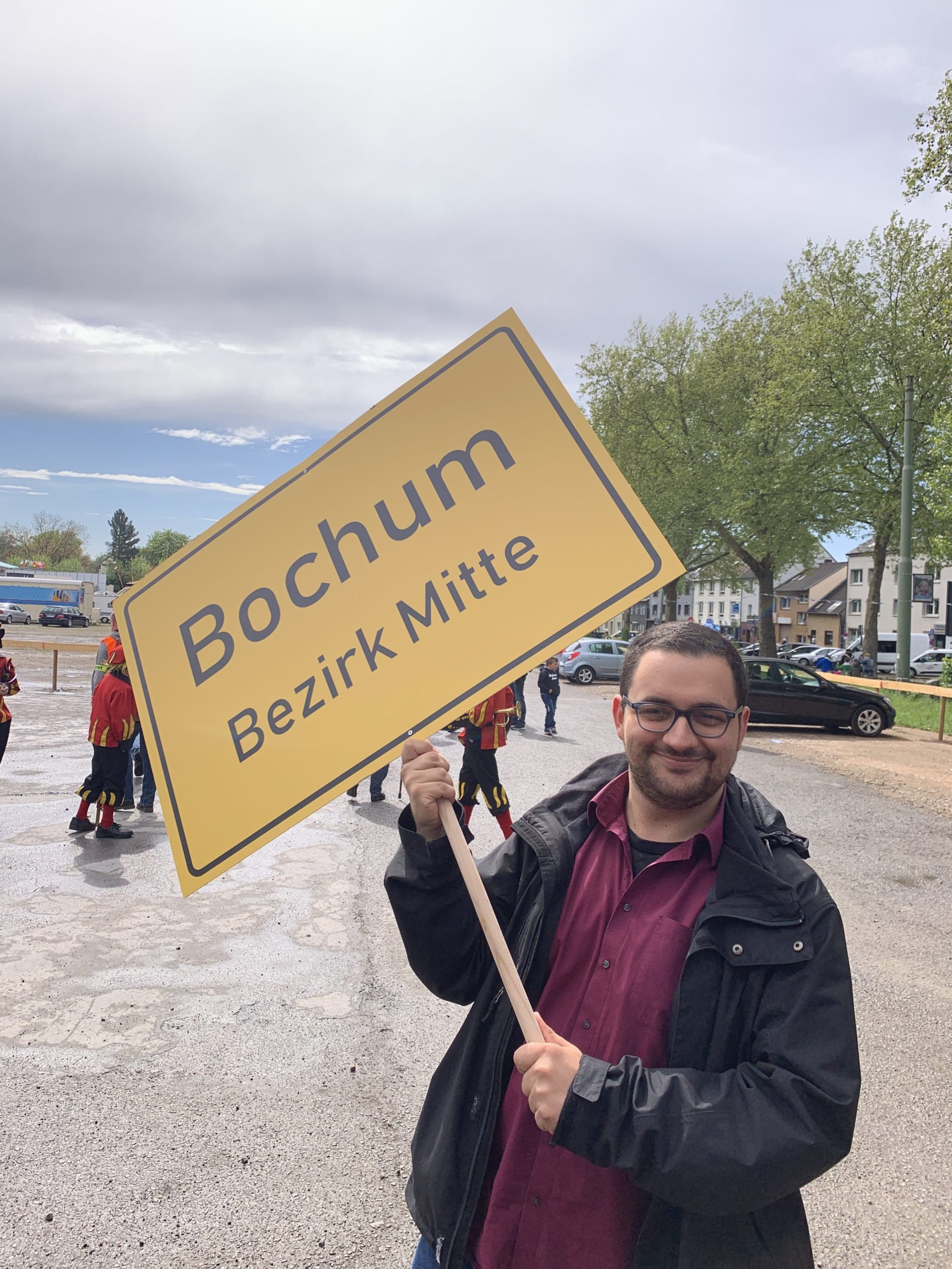 (Maiabendfest 2019) Raphael Dittert (Bezirksvertretung Bochum-Mitte) und das Schild des Bezirkes Bochum-Mitte