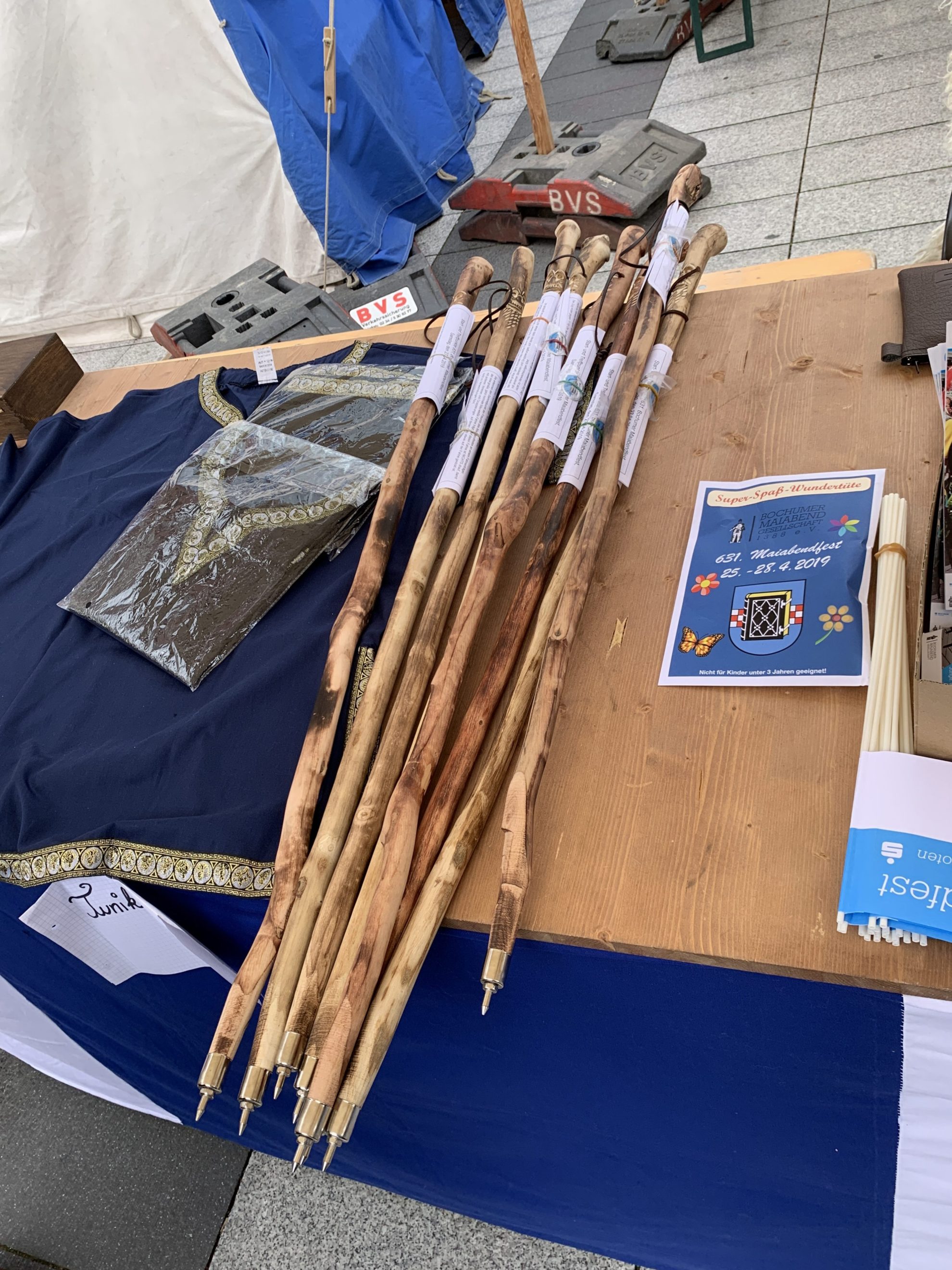 (Maiabendfest 2019) Die erstmalig verkaufen Wanderstöcke