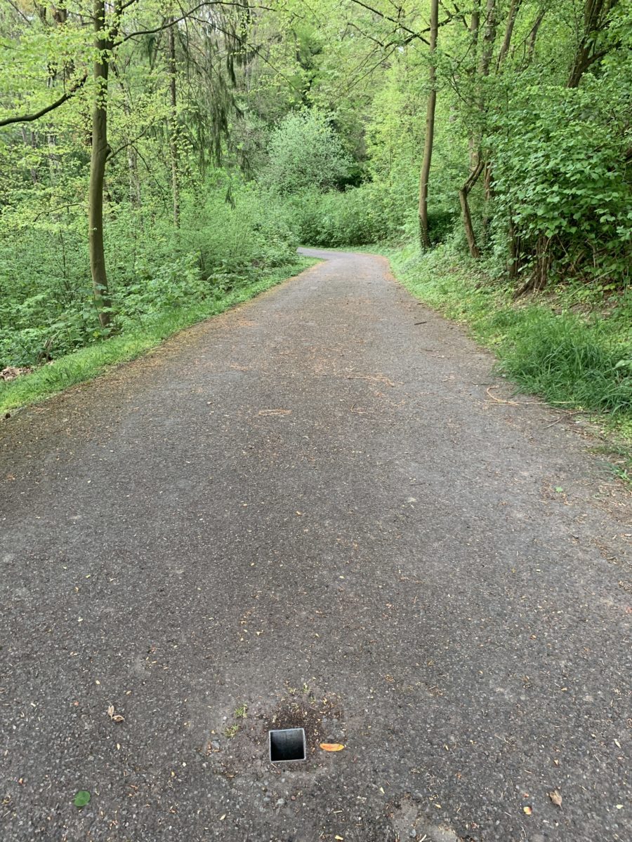 Der fehlende Pfosten bei der Absperrung zum Wiesental (in der Stensstraße, Nähe Cranachstraße)
