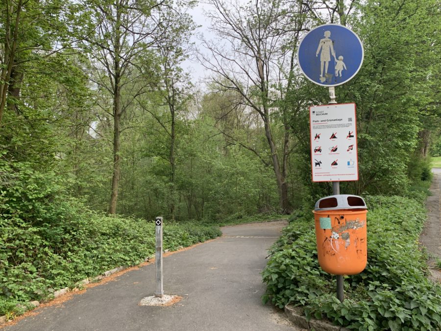 Absperrung zum Wiesental mit Pfosten - und dem Hinweisschild der Stadt Bochum