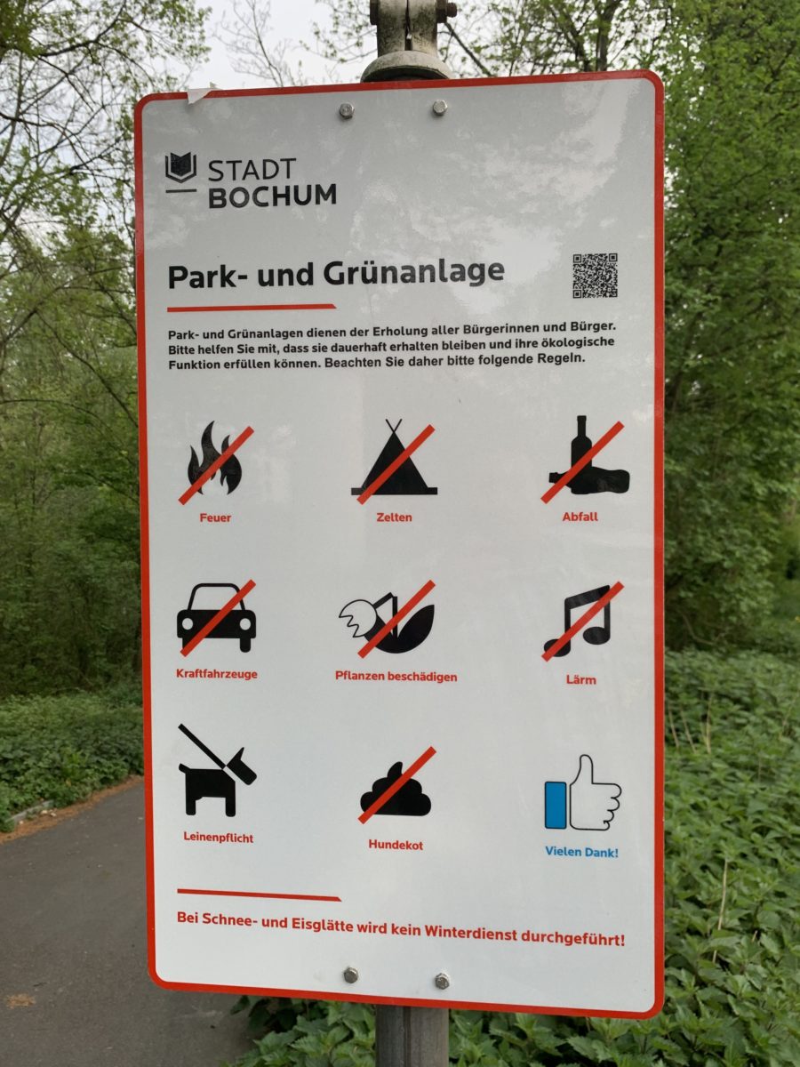 Hinweisschild der Stadt Bochum am Eingang der Park- und Grünanlage Wiesental