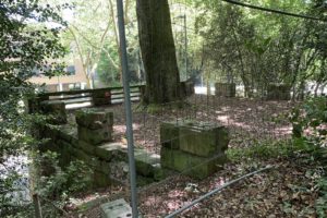Die derzeit nur notdürftig abgesicherte Balustrade im Rechener Park (im Bochumer Ehrenfeld); in Höhe der Graf-Engelbert-Schule (GES) an der Königsallee.