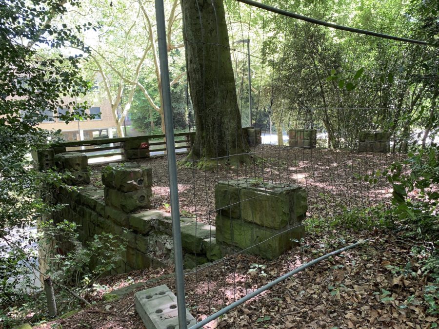 Die derzeit nur notdürftig abgesicherte Balustrade im Rechener Park (im Bochumer Ehrenfeld); in Höhe der Graf-Engelbert-Schule (GES) an der Königsallee.