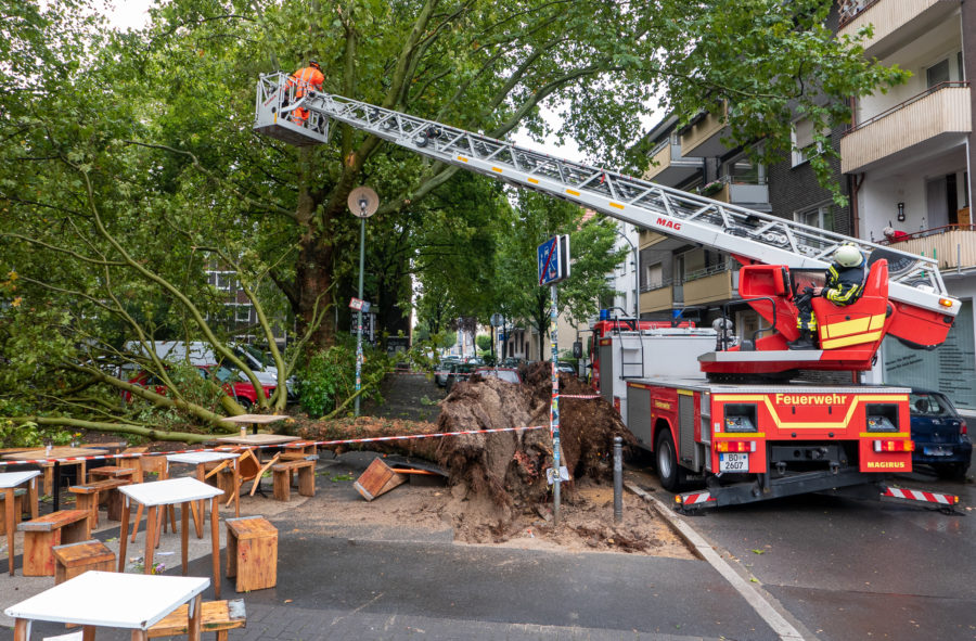 Sicherungsarbeiten der Feuerwehr am Hans-Ehrenberg-Platz im Bochumer Ehrenfeld (Bild: Feuerwehr Bochum)