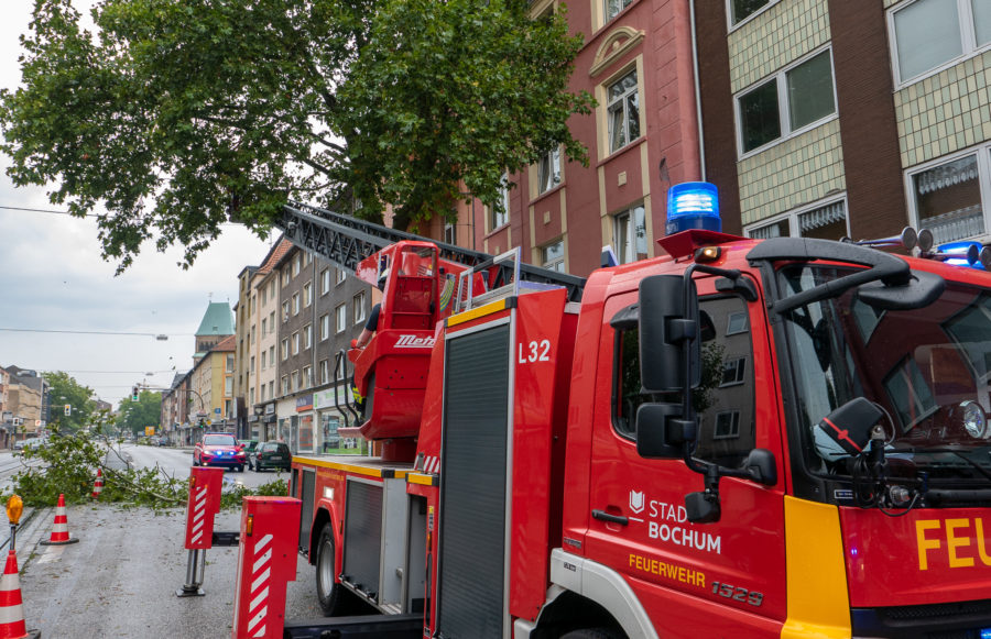 Sicherungsarbeiten der Feuerwehr auf der Oskar-Hoffmann-Straße im Bochumer Ehrenfeld (Bild: Feuerwehr Bochum)