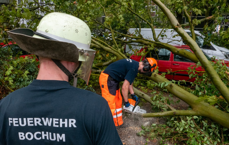 Sicherungsarbeiten nach dem Gewitter im Bochumer Ehrenfeld (Bild: Feuerwehr Bochum)