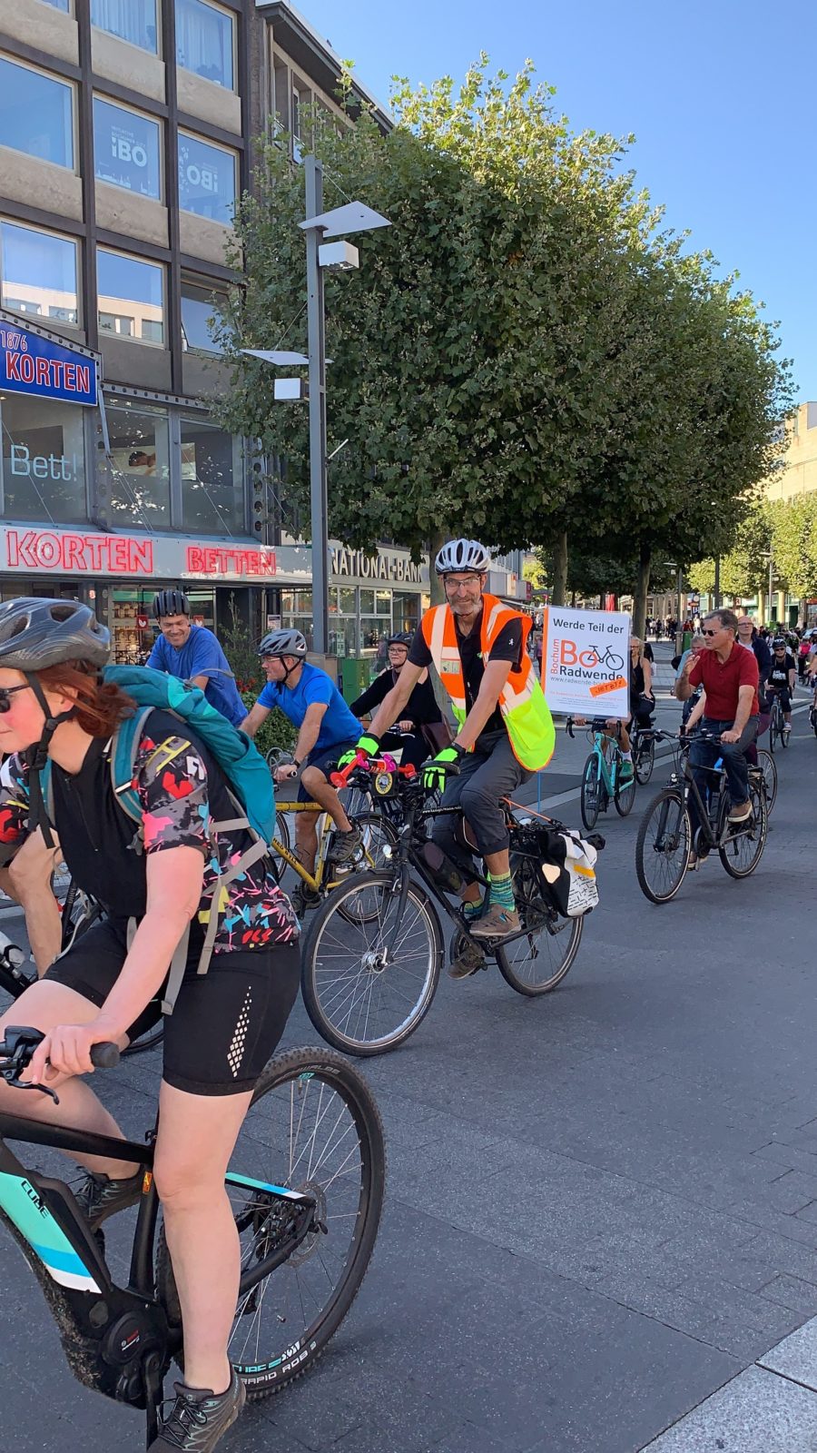 Radwende Bochum: Raddemo Königsallee (hier jetzt auf dem Boulevard - am Stand des ADFC Bochum vorbei)