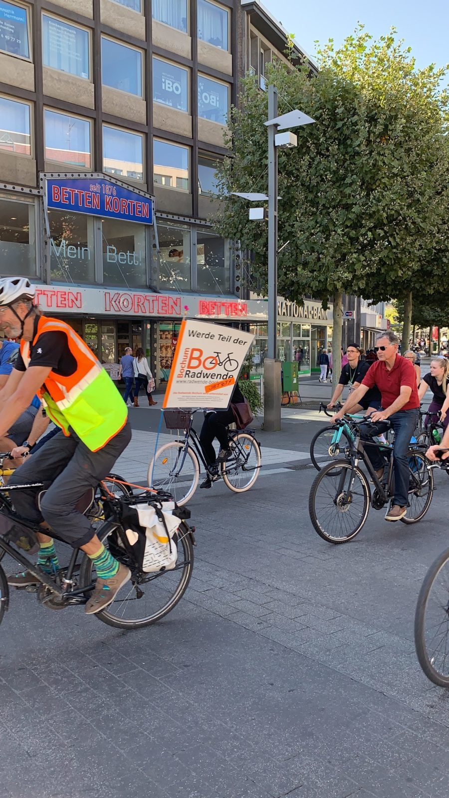 Radwende Bochum: Raddemo Königsallee (hier jetzt auf dem Boulevard - am Stand des ADFC Bochum vorbei)