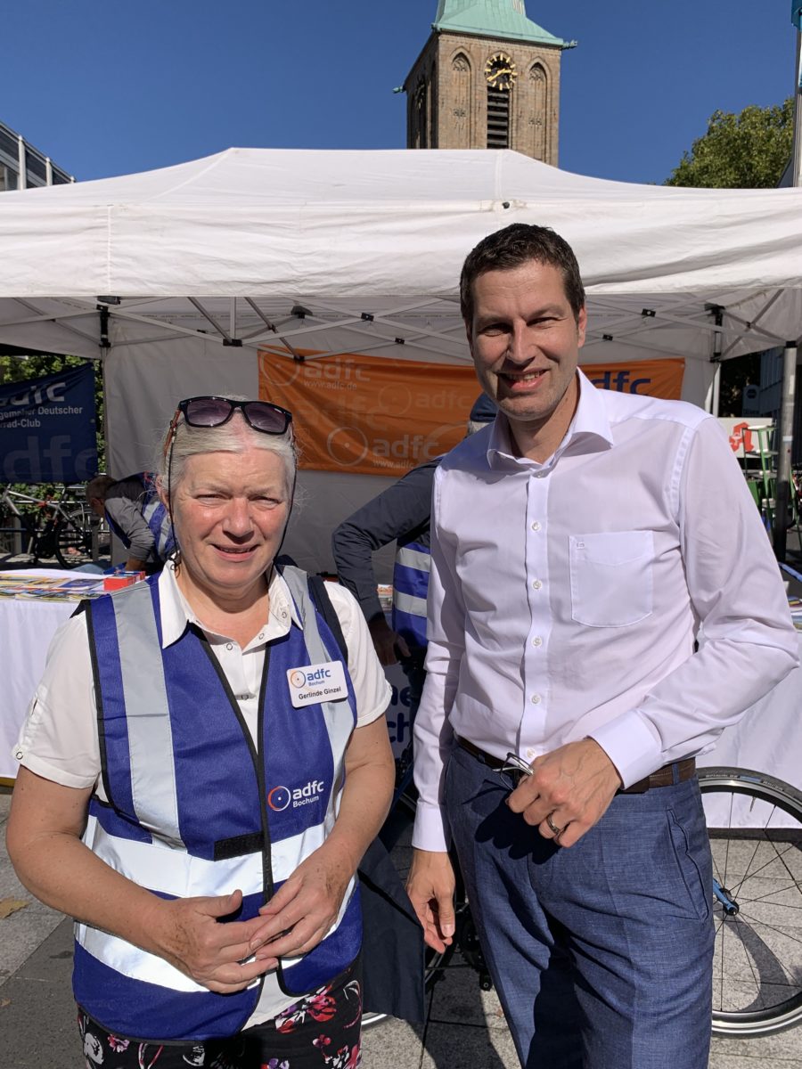 Gerlinde Ginzel (ADFC Bochum) und Bochums Oberbürgermeister Thomas Eiskirch (SPD)