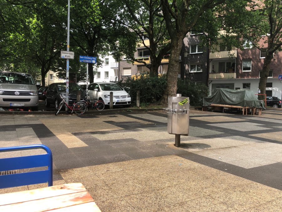 Hans-Ehrenberg-Platz mit dem damals noch dort stehenden Baum (ganz rechts)