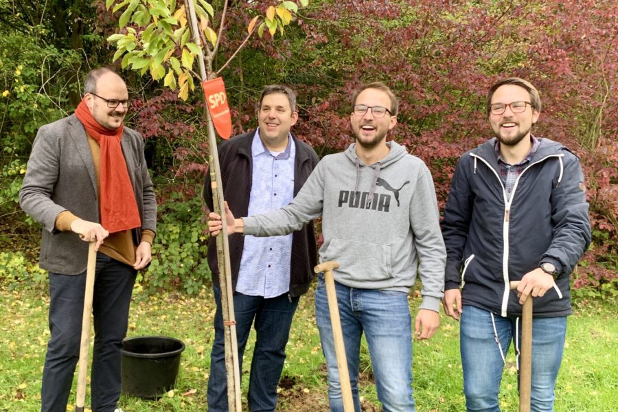 Einheitsbuddeln Bochum am 03.10.2019: Alexander Knickmeier, Jens Matheuszik sowie Lennart und David Schnell - mit SPD-Wimpel