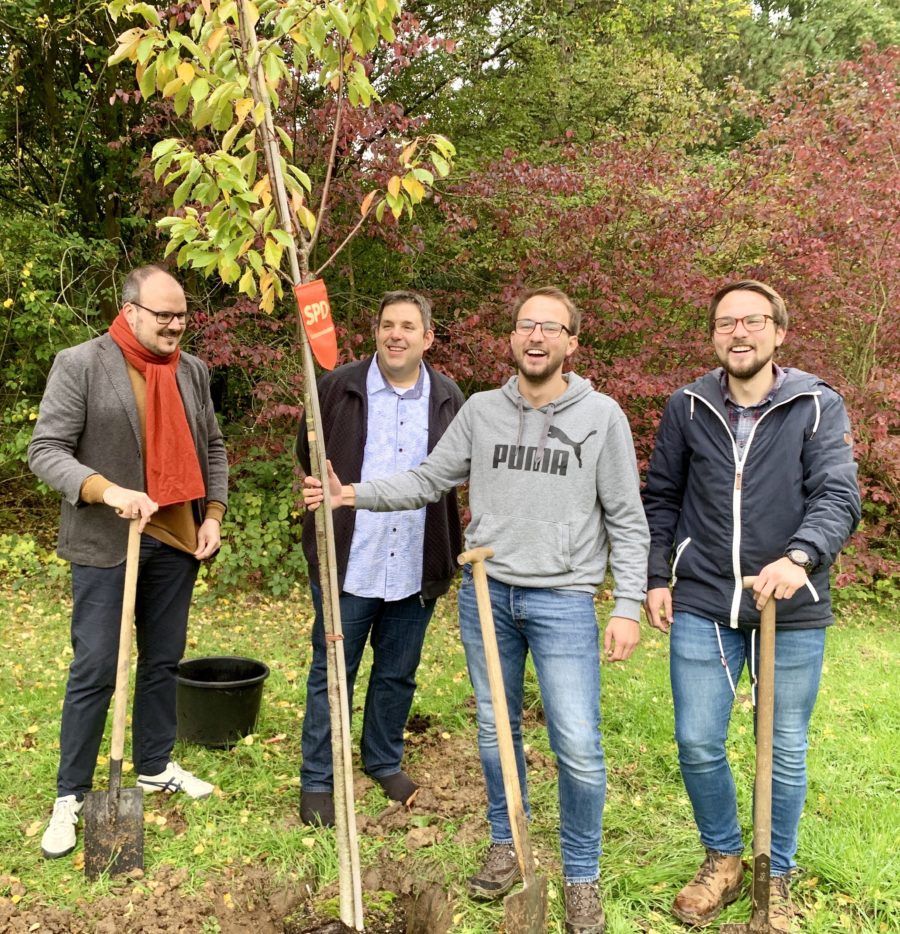 Einheitsbuddeln Bochum am 03.10.2019: Alexander Knickmeier, Jens Matheuszik sowie Lennart und David Schnell - mit SPD-Wimpel