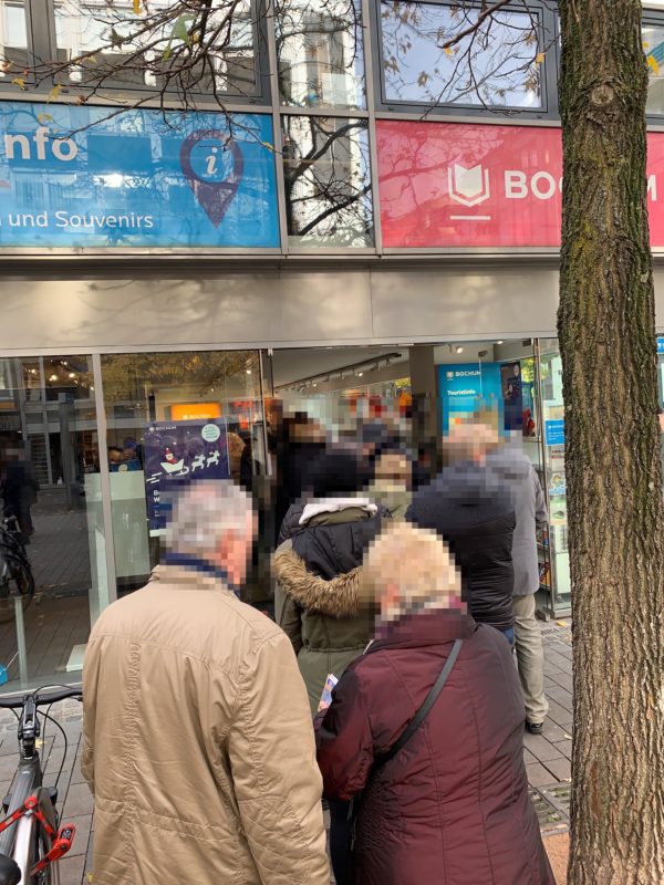 Schlange bei Bochum-Touristinfo (von Bochum-Marketing) für den Weihnachtspass 2019