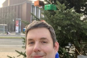 Jens Matheuszik vor dem Weihnachtsbaum auf dem Tana-Schanzara-Platz (2019)
