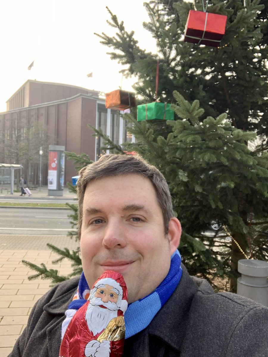 Jens Matheuszik vor dem Weihnachtsbaum auf dem Tana-Schanzara-Platz (2019)