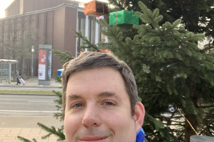 Jens Matheuszik vor dem Weihnachtsbaum auf dem Tana-Schanzara-Platz (2019)