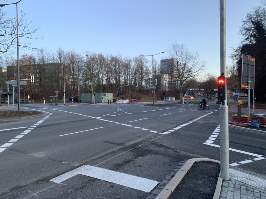 Kreuzung Königsallee/Wasserstraße mit Blick auf das Knappschaftshochhaus