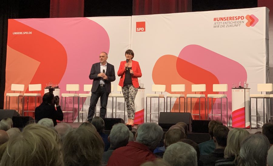 Norbert Walter-Borjans und Saskia Esken bei der Regionalkonferenz #UnsereSPD #SPDVorsitz in Troisdorf