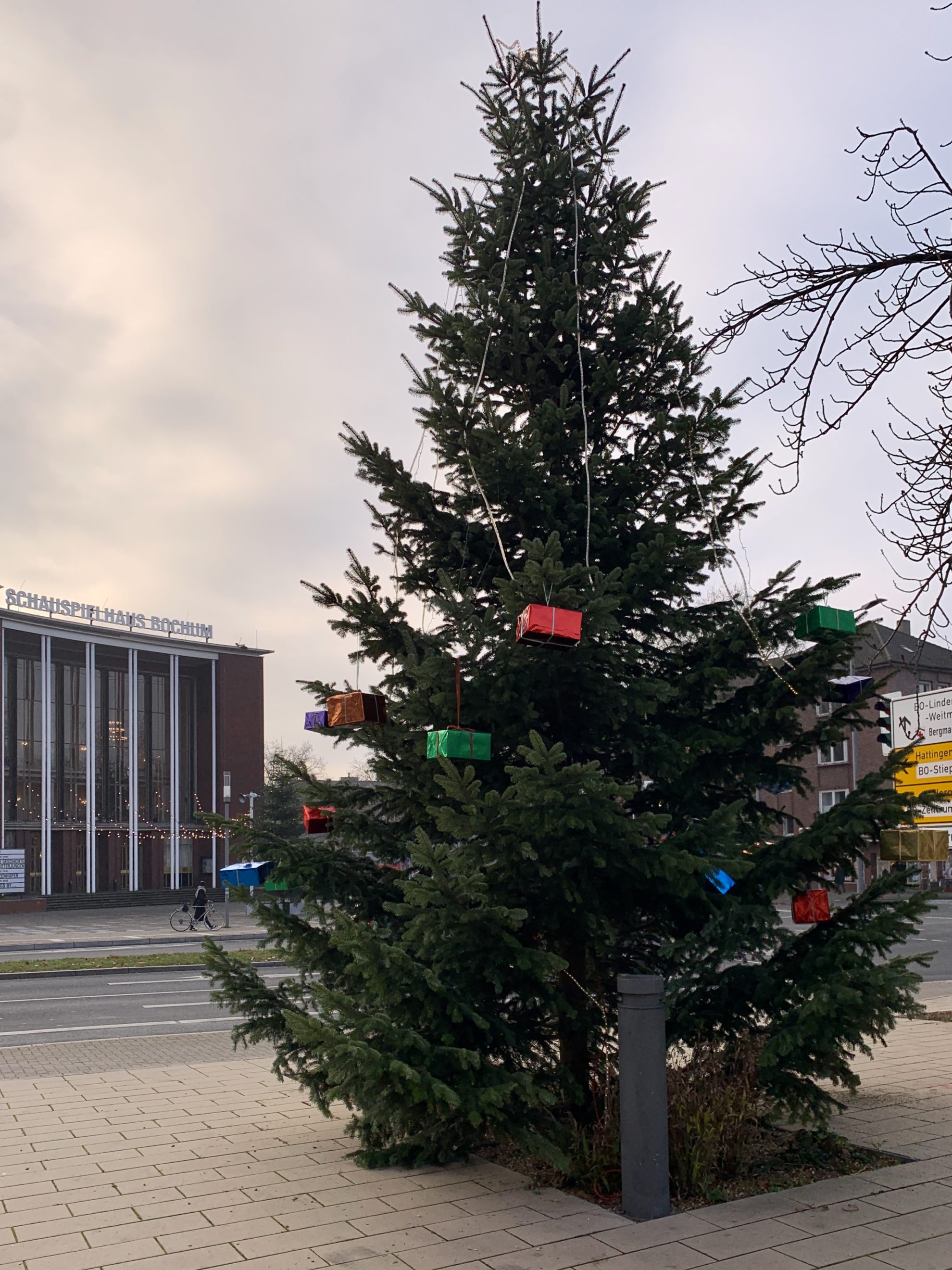 Weihnachtsbaum auf dem Tana-Schanzara-Platz mit Geschenken (2019)