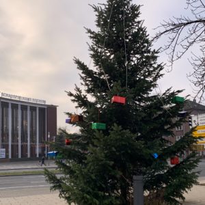 Weihnachtsbaum auf dem Tana-Schanzara-Platz mit Geschenken (2019)