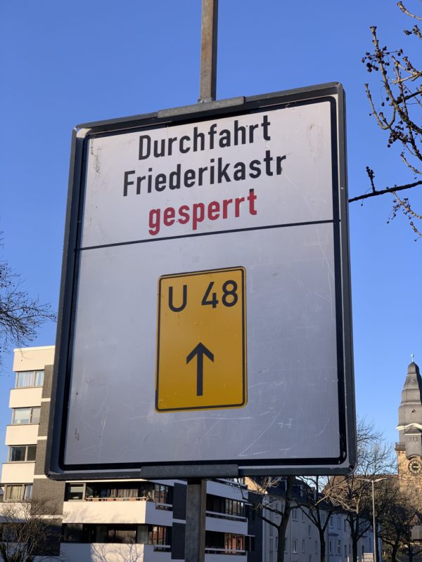 Schild "Durchfahrt Friederikastraße gesperrt" auf der Königsallee - mit Umleitung U 48